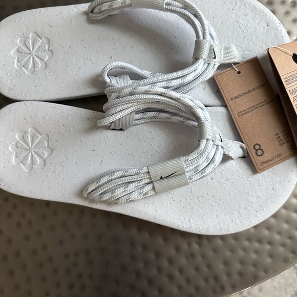 NEW Women NIKE sandals size 8 - Picture 2 of 3